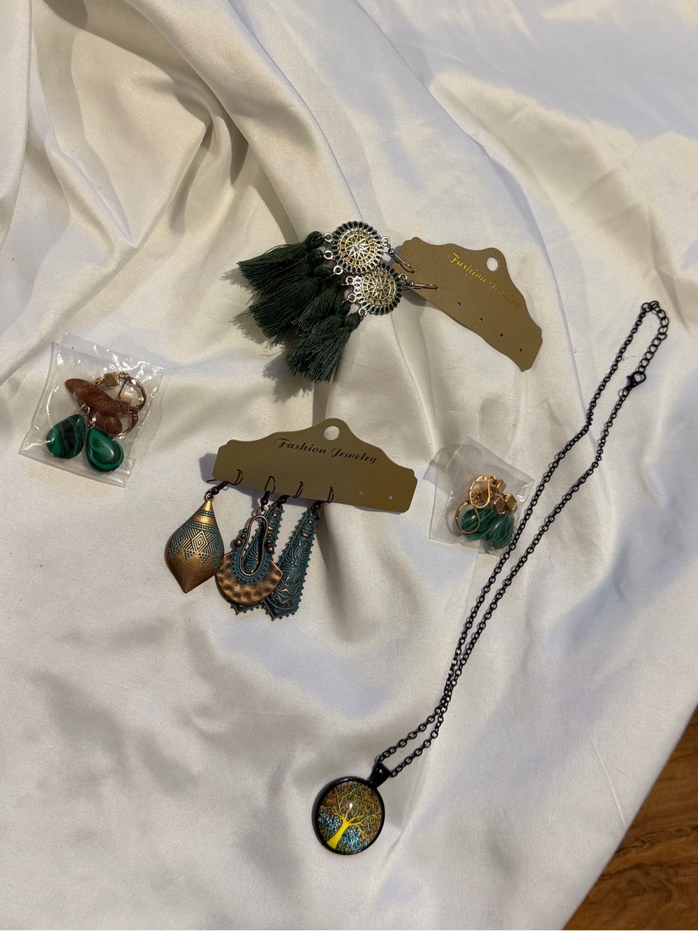 Fashion Jewelry Green & Gold Tassel and Pendant Jewelry Set - Bohemian